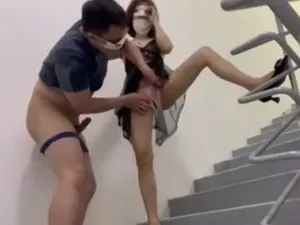 Hai vợ yêu gã chồng trả bài trên cầu thang cực phê