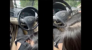 Người yêu mưa thích bú mút trên xe ô tô