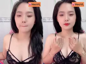 Em ghệ răng khểnh khoe hàng tròn trắng