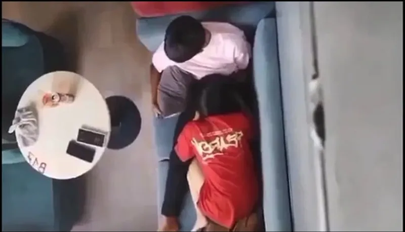 Quay lén người tình mút liếm cho em gái nơi công cộng